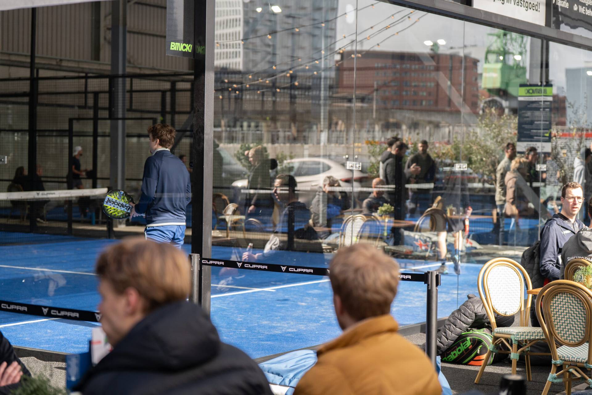 Spelers op de overdekte padelbanen van Binck Padel